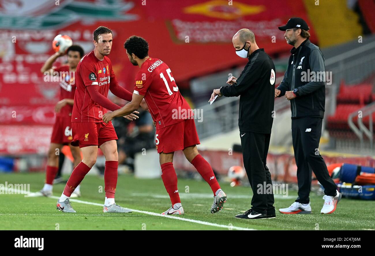 Jordan Henderson aus Liverpool wird während des Premier League-Spiels in Anfield, Liverpool, durch Alex Oxlade-Chamberlain ersetzt. Stockfoto