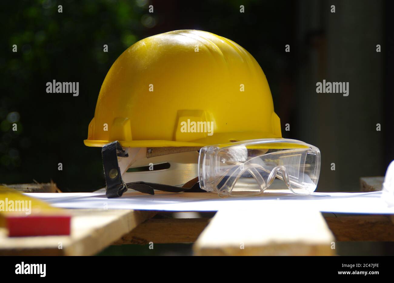 Helm, Schutzbrille und Handschuhe. Persönliche Schutzausrüstung auf der Baustelle. Schwerindustrie. Stockfoto