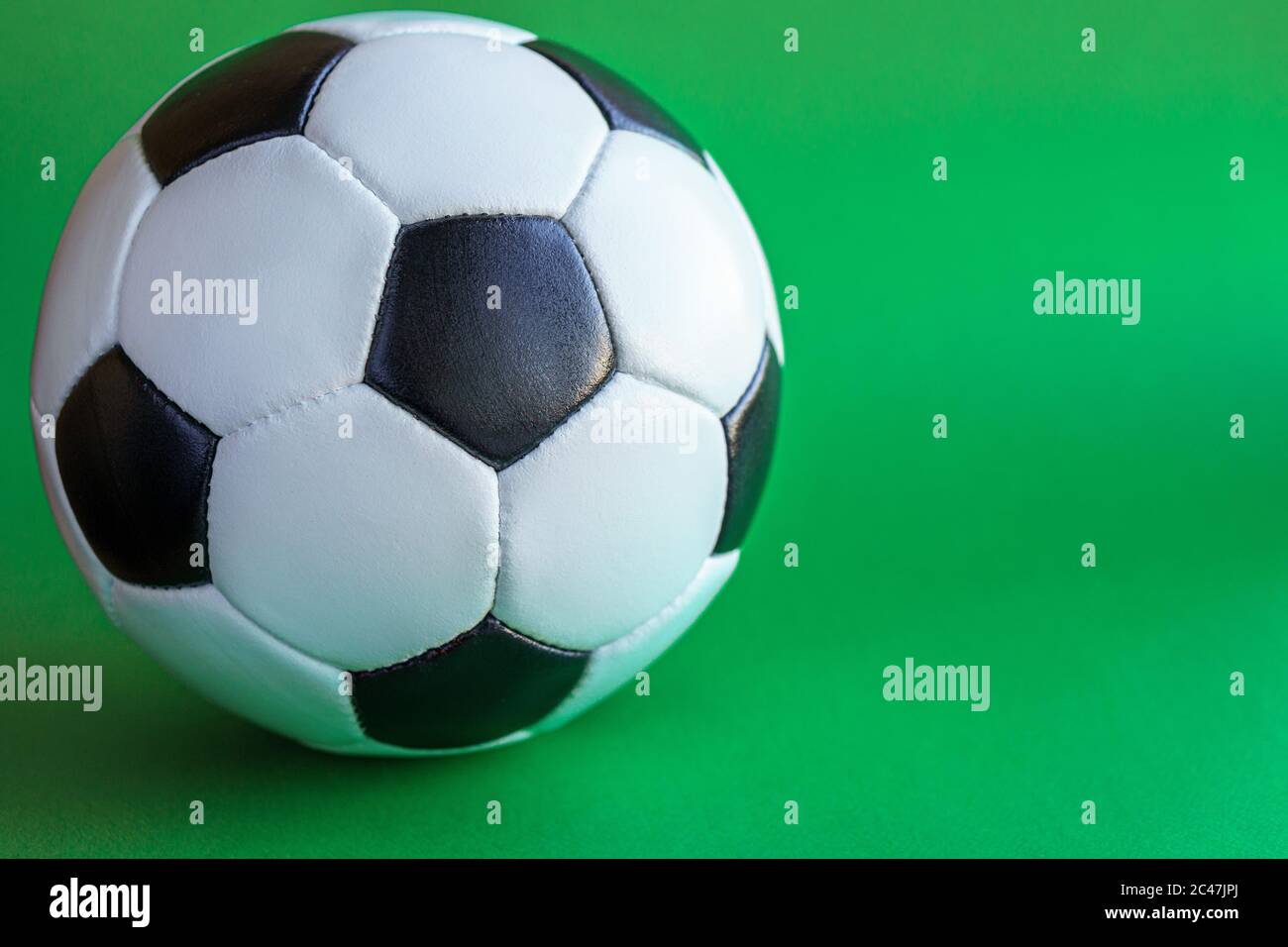Sport, Fußball, Wettbewerbe, Körperkultur, gesundes Lifestyle-Konzept - Banner von flach Lay close-up schwarz-weiß klassischen Fußball-Lederball Stockfoto