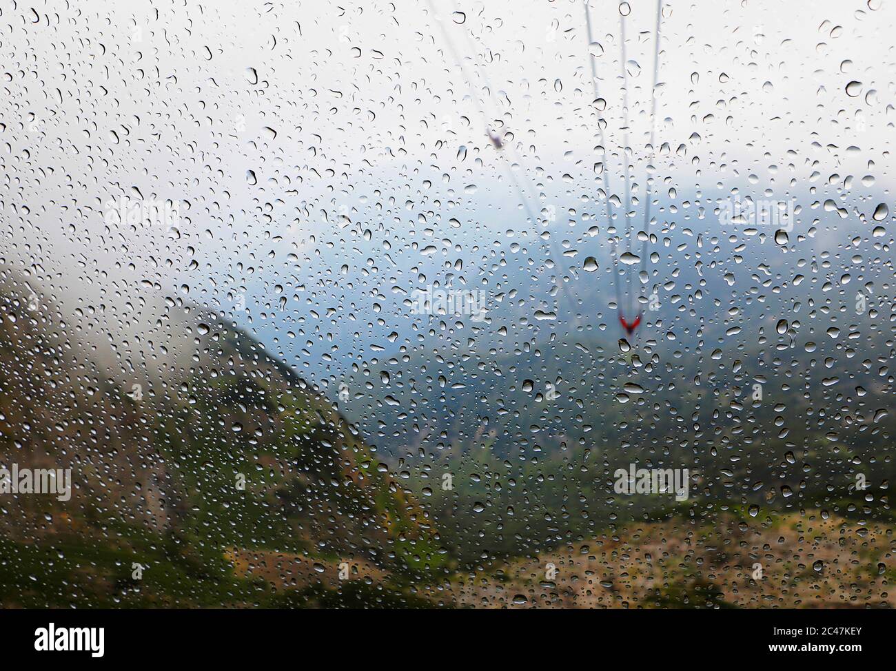 Regen fällt auf das Fenster der Seilbahn Stockfoto