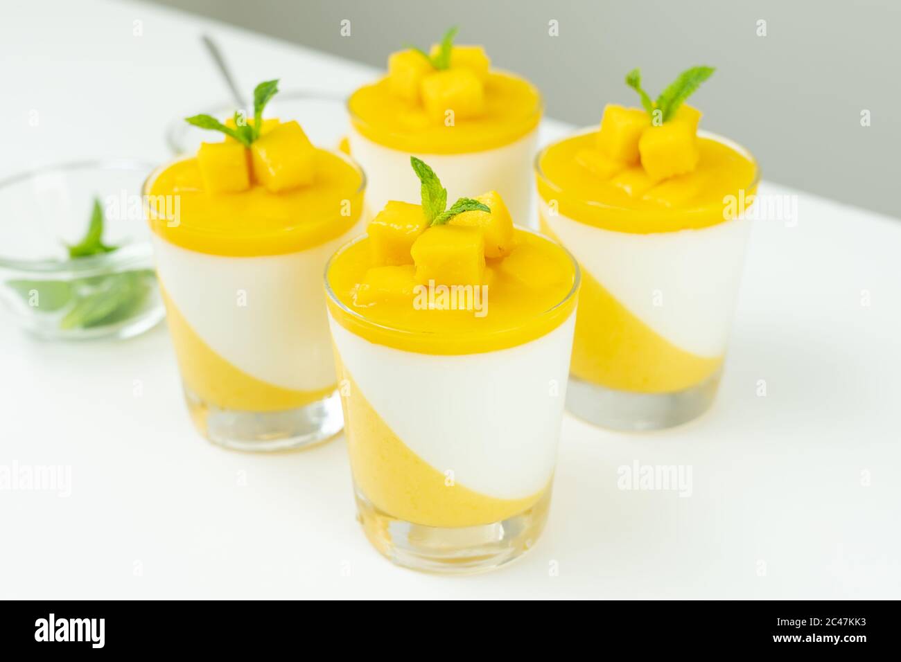 Italienisches Dessert Mango Panna Cotta Stockfoto