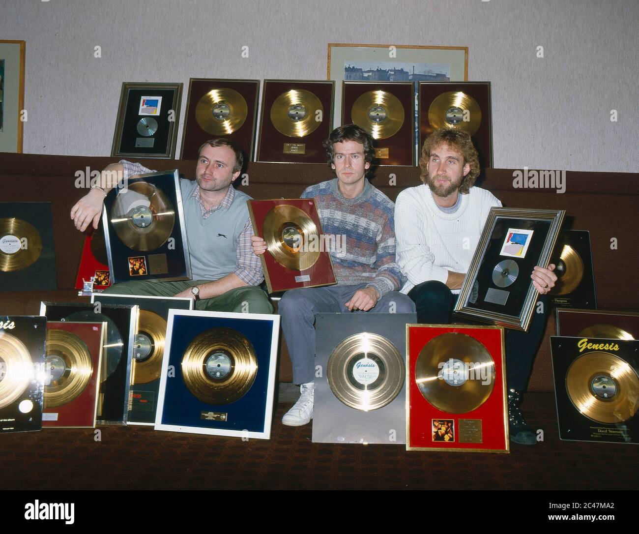 Genesis erhält Gold Discs im Backstage-Bereich des NEC Birmingham 26. Februar 1984. Von links Phil Collins, Tony Banks, Chester Thompson, Mike Rutherford an Stockfoto