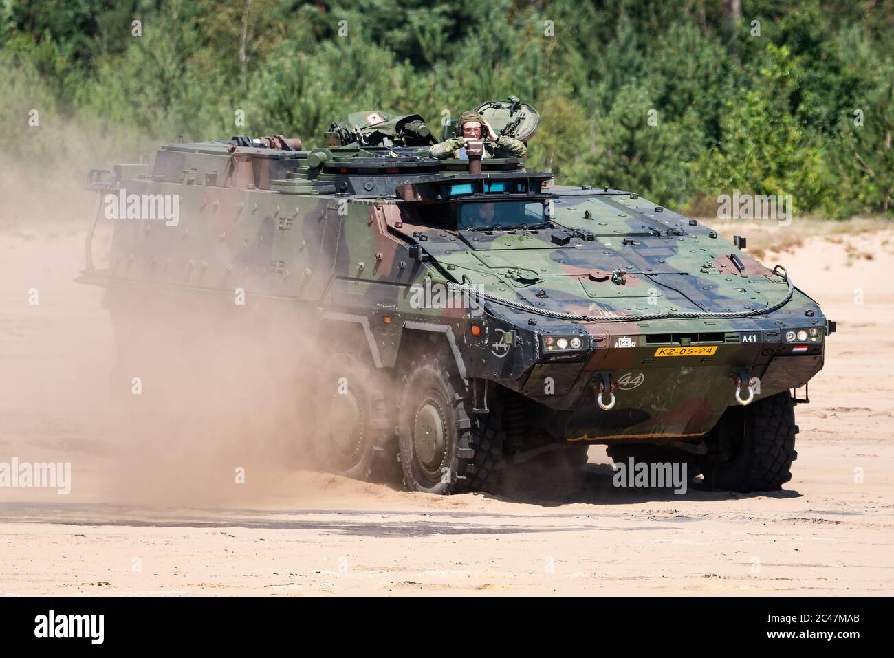 Ein Boxer MRAV Mehrzweckpanzer der Königlichen Niederländischen Armee fährt im Sand. Stockfoto