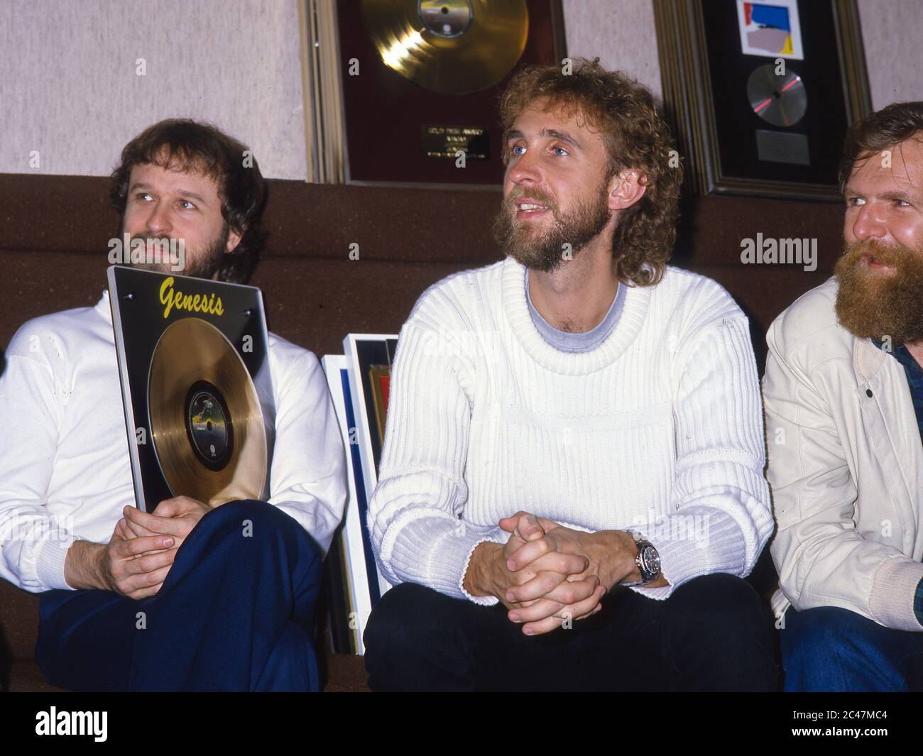 Genesis erhält Gold Discs im Backstage-Bereich des NEC Birmingham 26. Februar 1984. Von links: Daryl Stuermer, Mike Rutherford Stockfoto