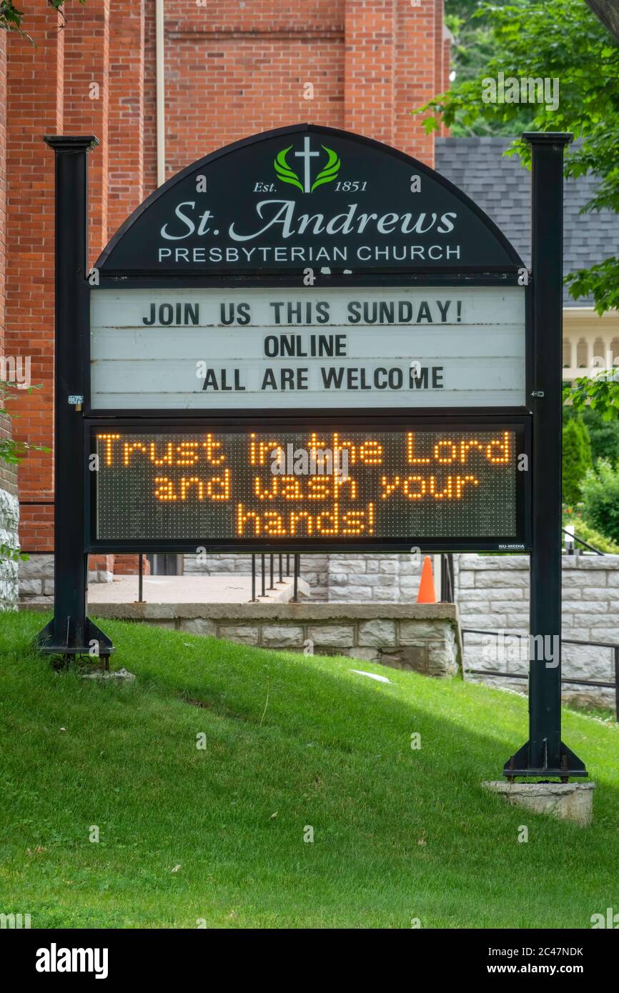Brennende Zeichen vor einer Kirche in Orillia Ontario Kanada erinnert jeden an den Glauben an Gott haben, sondern auch die Hände während covid-19 Pandmic waschen. Stockfoto