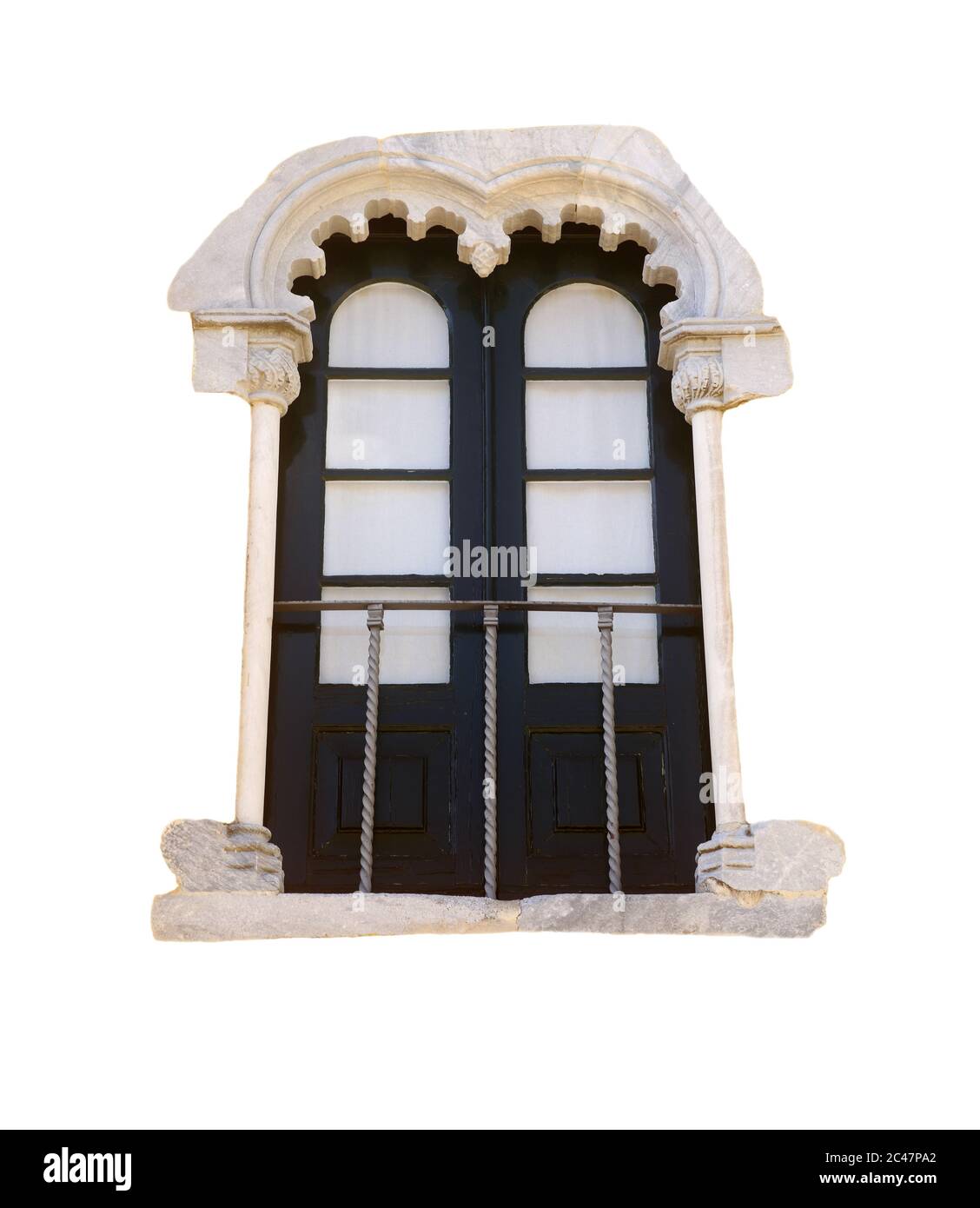 Wunderschönes Arabesque - Manueline Marmorfenster und Umgebung. Beja, Alentejo Region, Portugal. Isoliert auf Weiß. Stockfoto