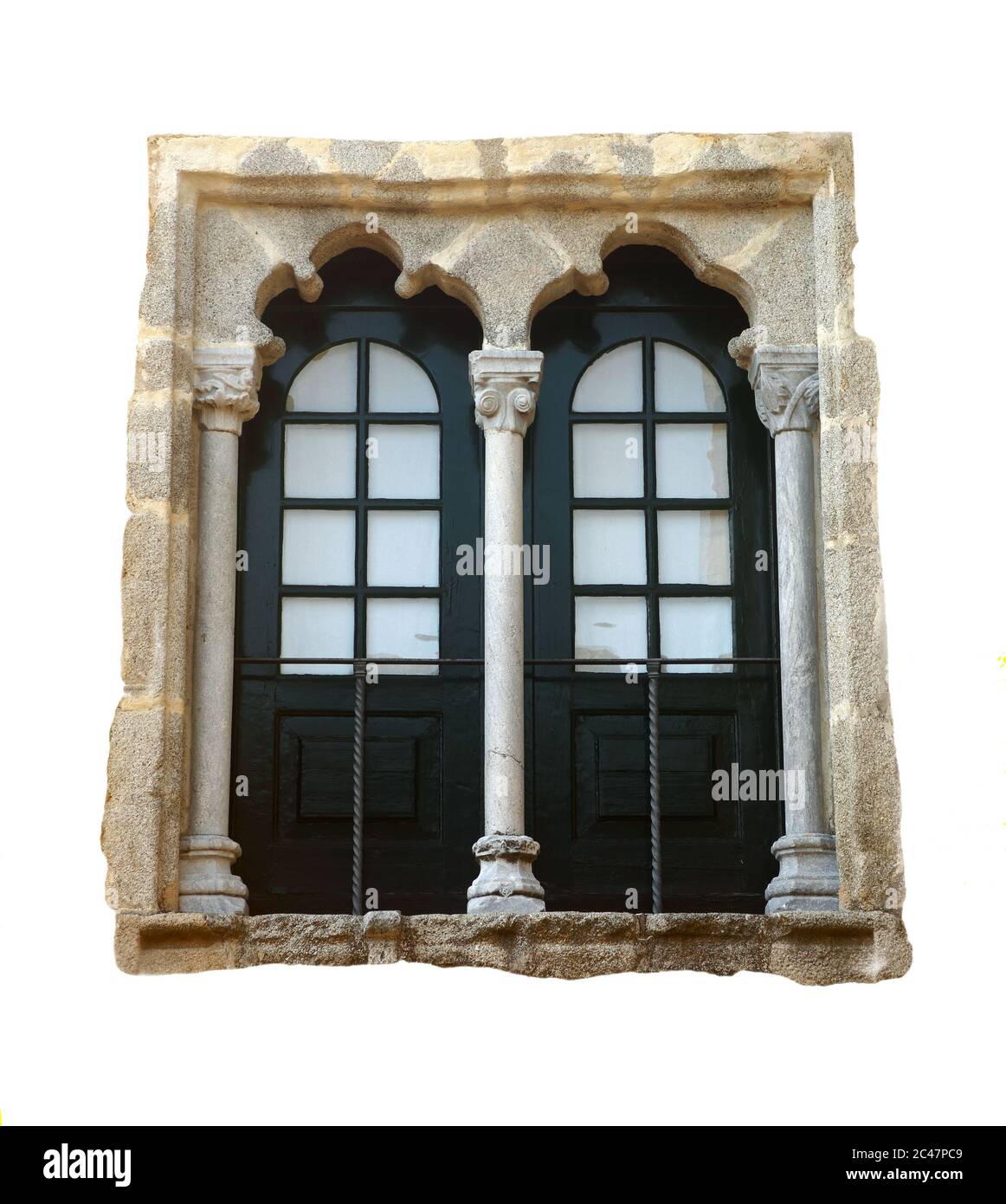 Wunderschönes Arabesque - Manueline Marmorfenster und Umgebung. Beja, Alentejo Region, Portugal. Isoliert auf Weiß. Stockfoto