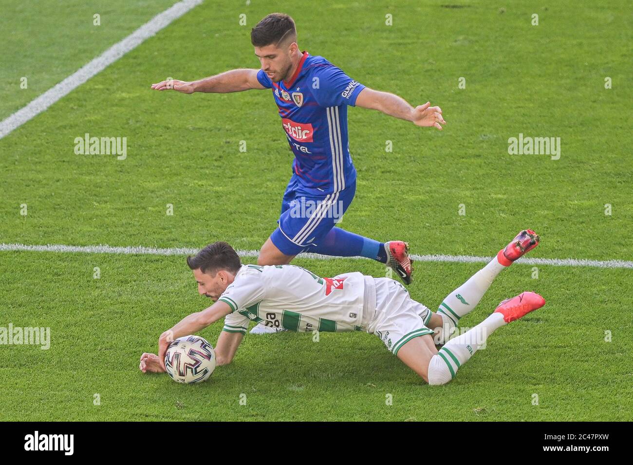 Filip Mladenovic Von Lechia L Und Kristopher Vida Von Piast R Im Einsatz Wahrend Des Polnischen Ekstraklasa Spiels Zwischen Lechia Danzig Und Piast Gliwice Im Energa Stadion Endstand Lechia Danzig 1 0 Piast Gliwice Stockfotografie