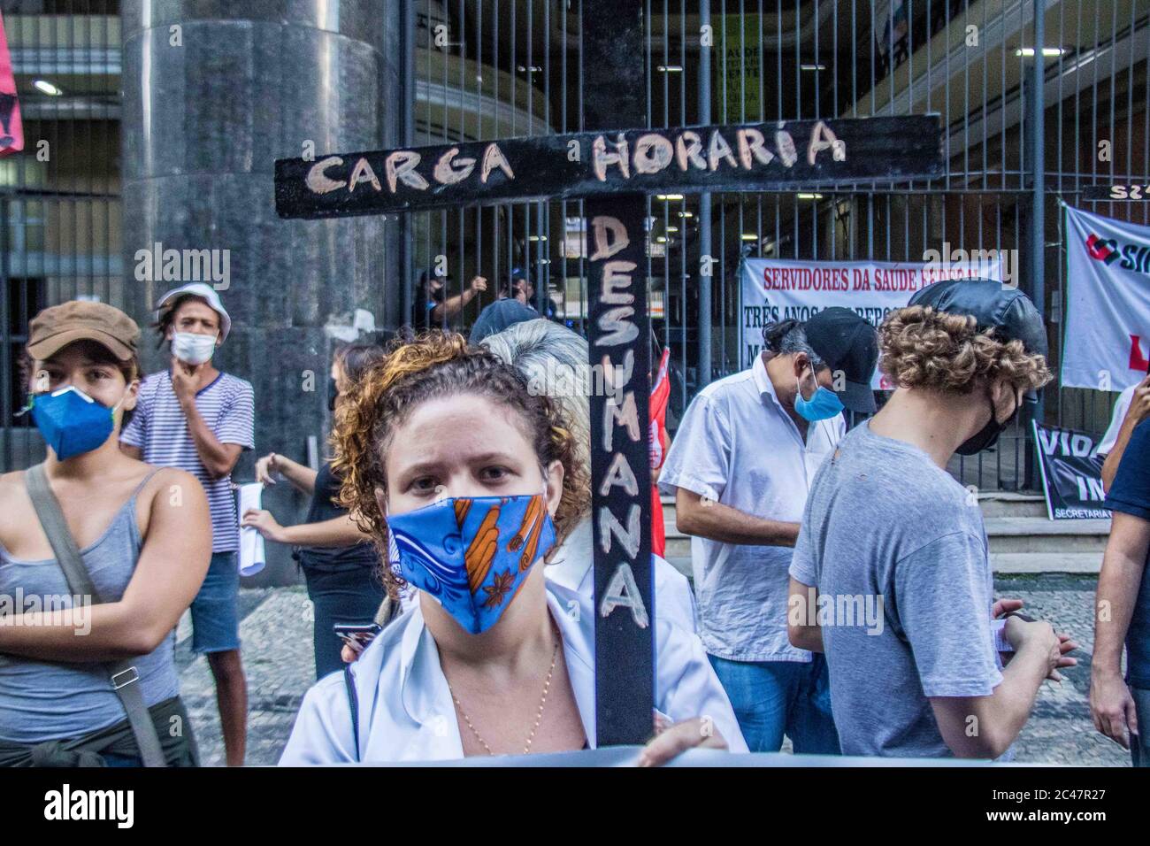 24. JUNI 2020: RIO DE JANEIRO, BRASILIEN, 24. JUNI 2020. PROTEST GEGEN DIE GESUNDHEIT Bundesangestellte des Gesundheitssystems protestierten am heutigen Mittwoch (24) vor der Regionalaufsicht des Gesundheitsministeriums (NERJ) in der Rua México, Centro da City. Sie forderten: Menschenwürdige Arbeitsbedingungen, ein Ende der Militarisierung des Gesundheitsministeriums und ein Ende der Abschaffung öffentlicher Einheiten. Quelle: Ellan Lustosa/ZUMA Wire/Alamy Live News Stockfoto