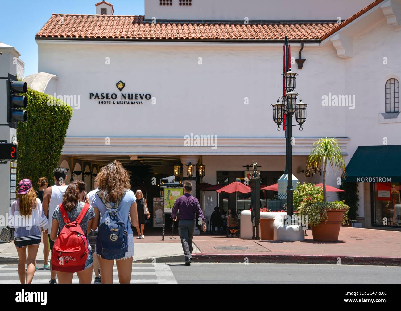 Rückansicht der Käufer, die die Straße überqueren, um das Paseo Nuevo Einkaufszentrum mit Geschäften und Restaurants in der Innenstadt von Santa Barbara, CA, USA zu betreten Stockfoto