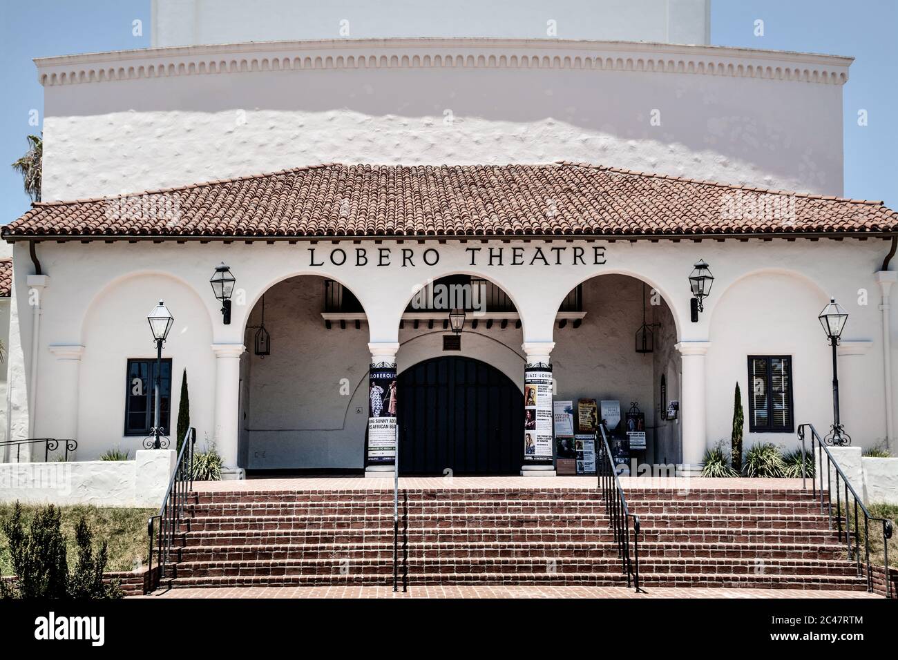 Eintritt zum Spanischen Kolonialstil Revival Lobero Theater mit rotem Ziegeldach , gegründet 1873 in Santa Barbara, CA Stockfoto