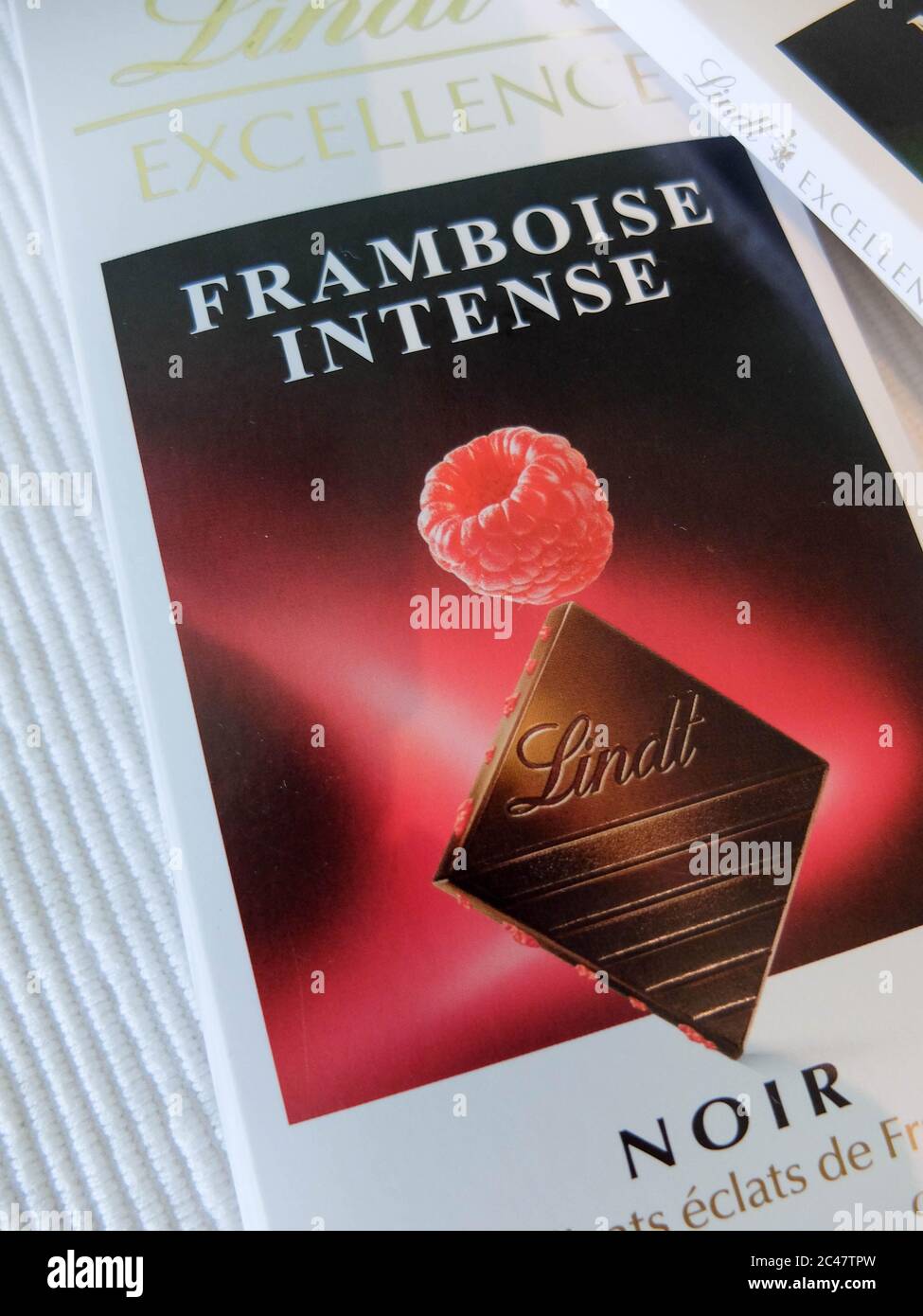 Lindt Schokoladenriegel, Verpackung. Lindt ist eine Marke von Luxus und Qualität Schweizer Schokolade. Stockfoto