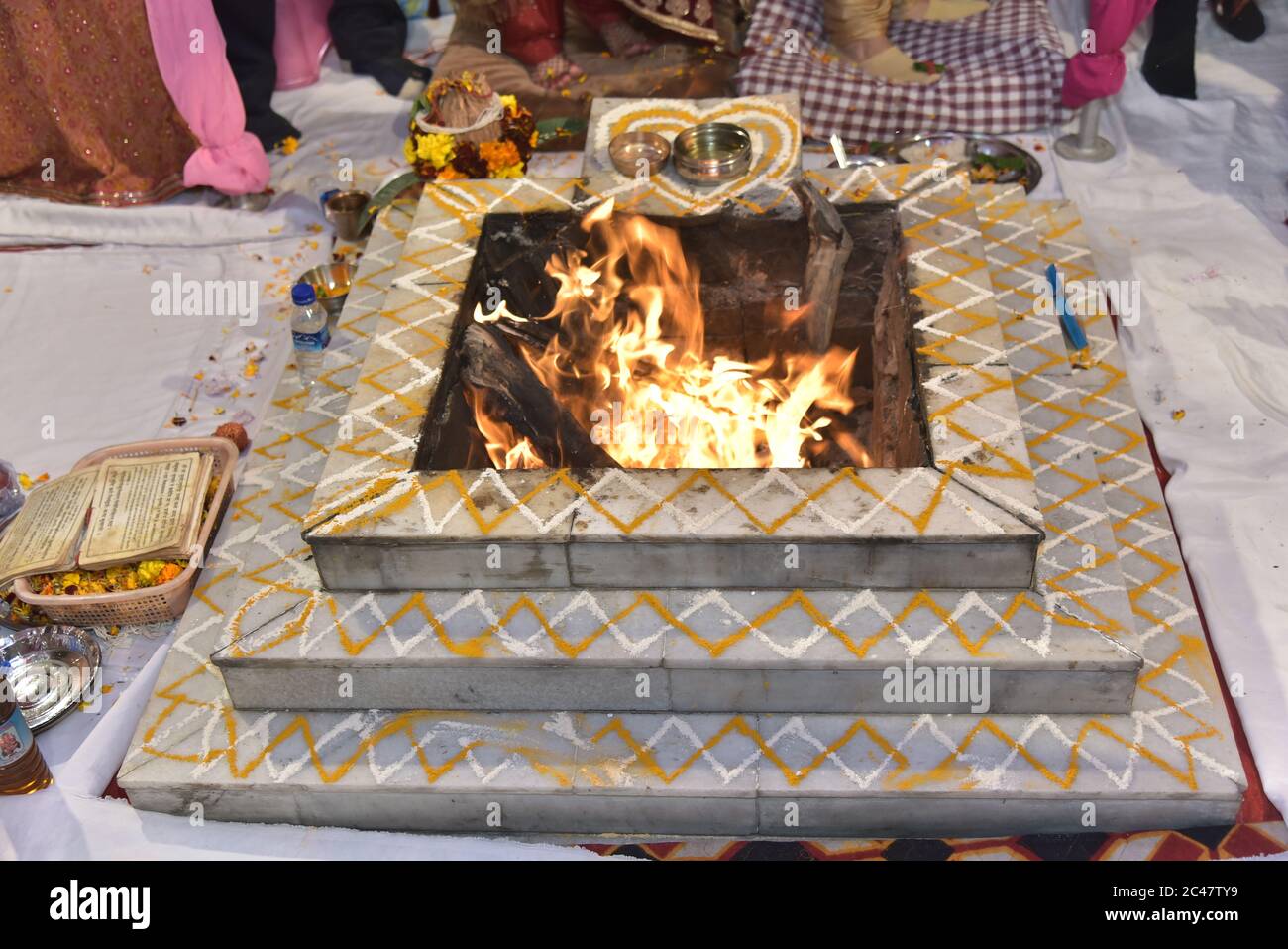 Hinduistischer Jäten Feuerstelle secred Feuer Stockfoto