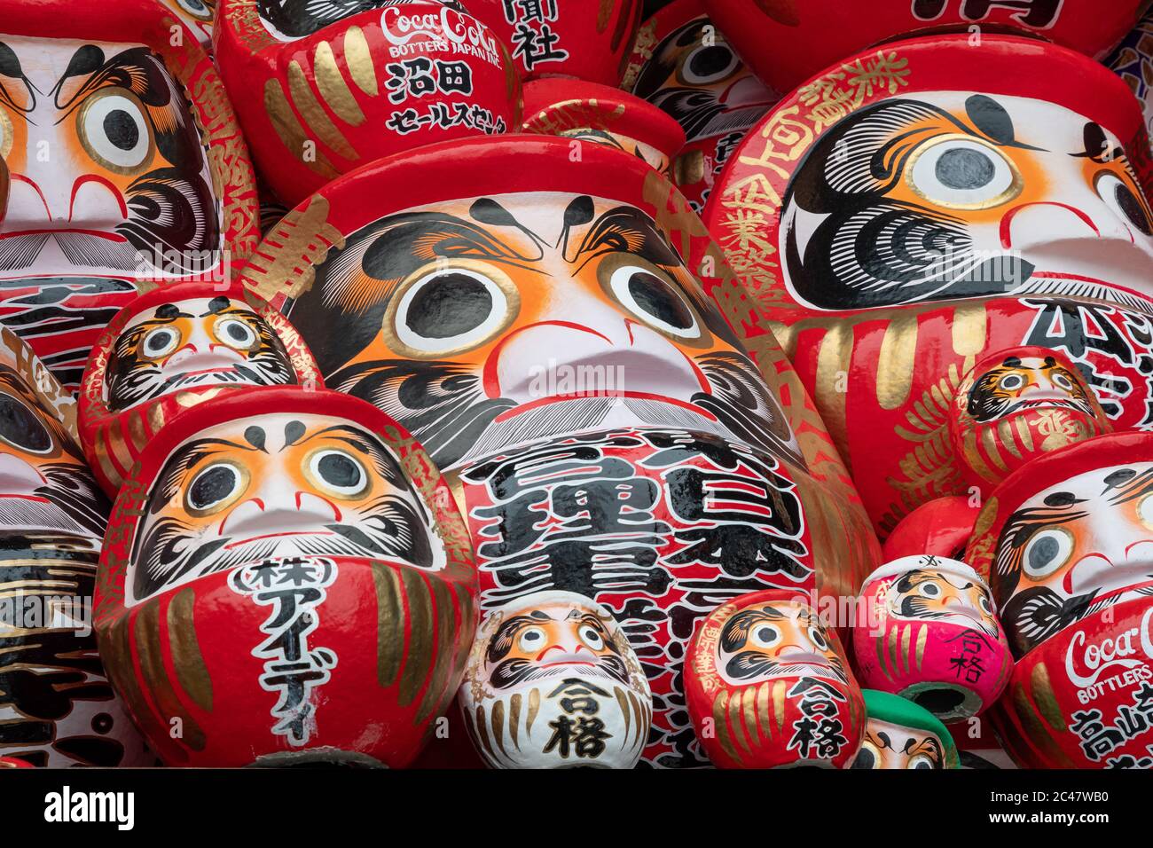 Nahaufnahme von Daruma Puppen (ein glücklicher japanischer Talisman) im Reifudo des Shōrinzan Daruma-ji Tempels.EIN buddhistischer Tempel der Obaku Zen Schule. Gunma Stockfoto