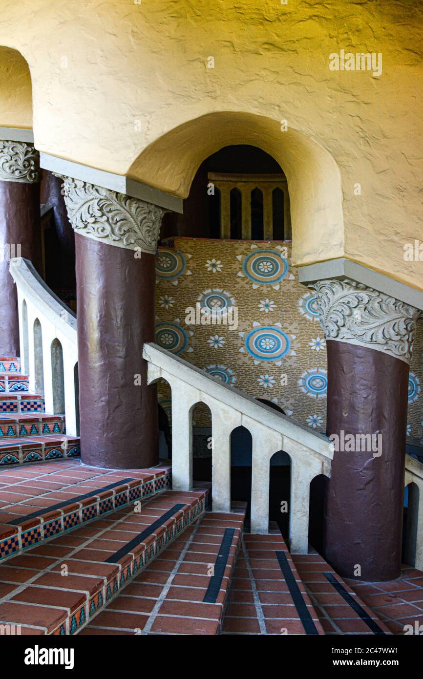 Rote Backsteintreppen mit farbenfrohen spanischen Fliesen und Mosaikkunst an den Wänden mit Säulen im Santa Barbara County Courthouse in CA, USA Stockfoto