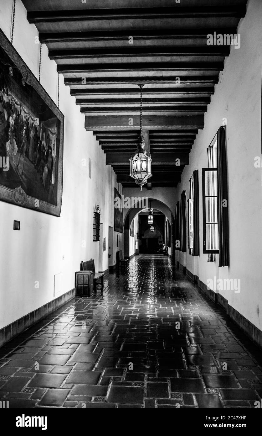 Blick auf einen langen Korridor im Santa Barbara County Courthouse mit Balkendecken, Wandteppichen und spanischen Akzenten in Santa Barbara, CA, USA Stockfoto