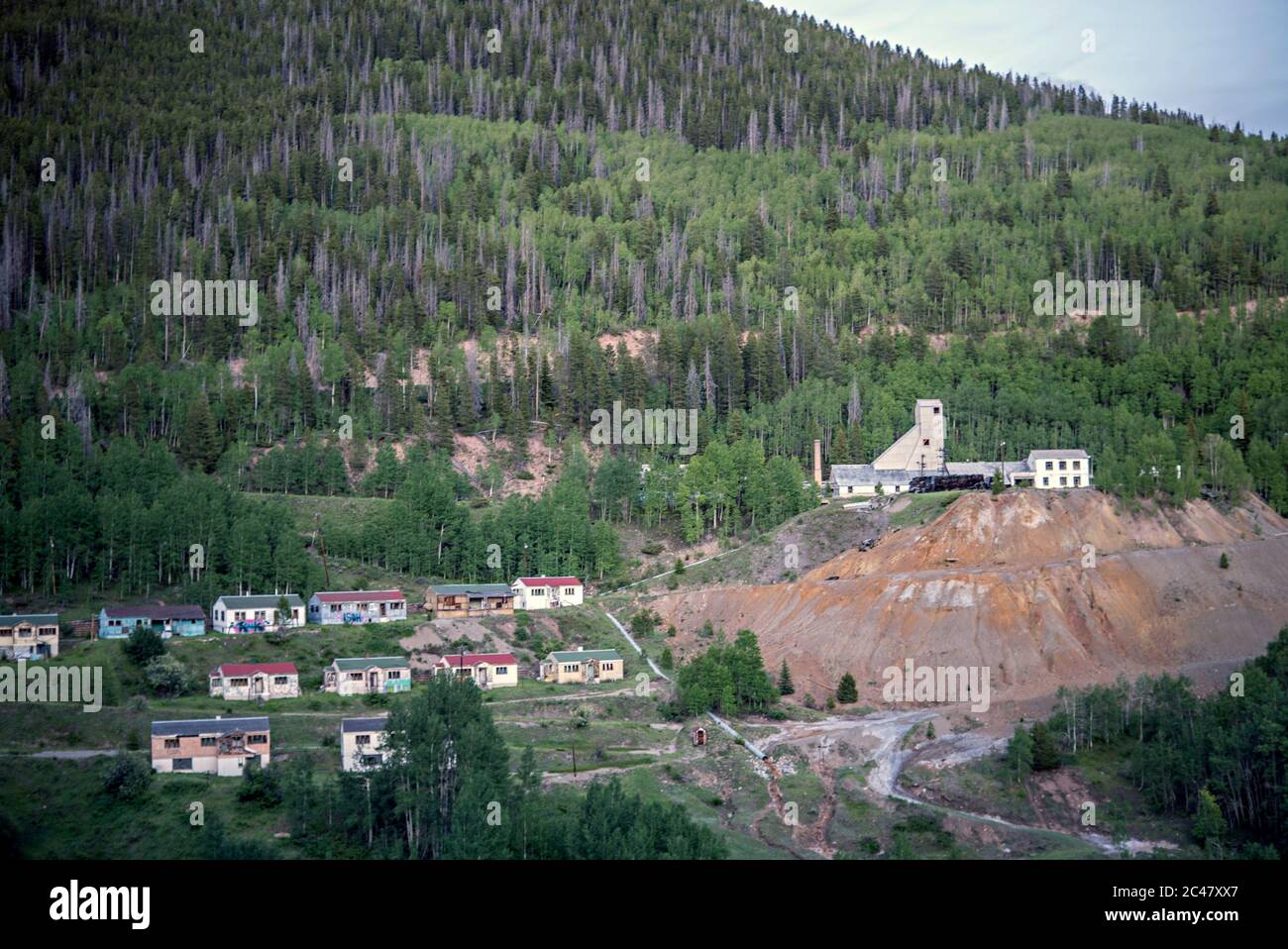 Gilman, Colorado, verlassene Geisterstadt im Bergbau und verseuchtes USEPA-Superfund-Gelände, von Colorado 24 südlich von Aspen gesehen, neues Red Cliff Stockfoto