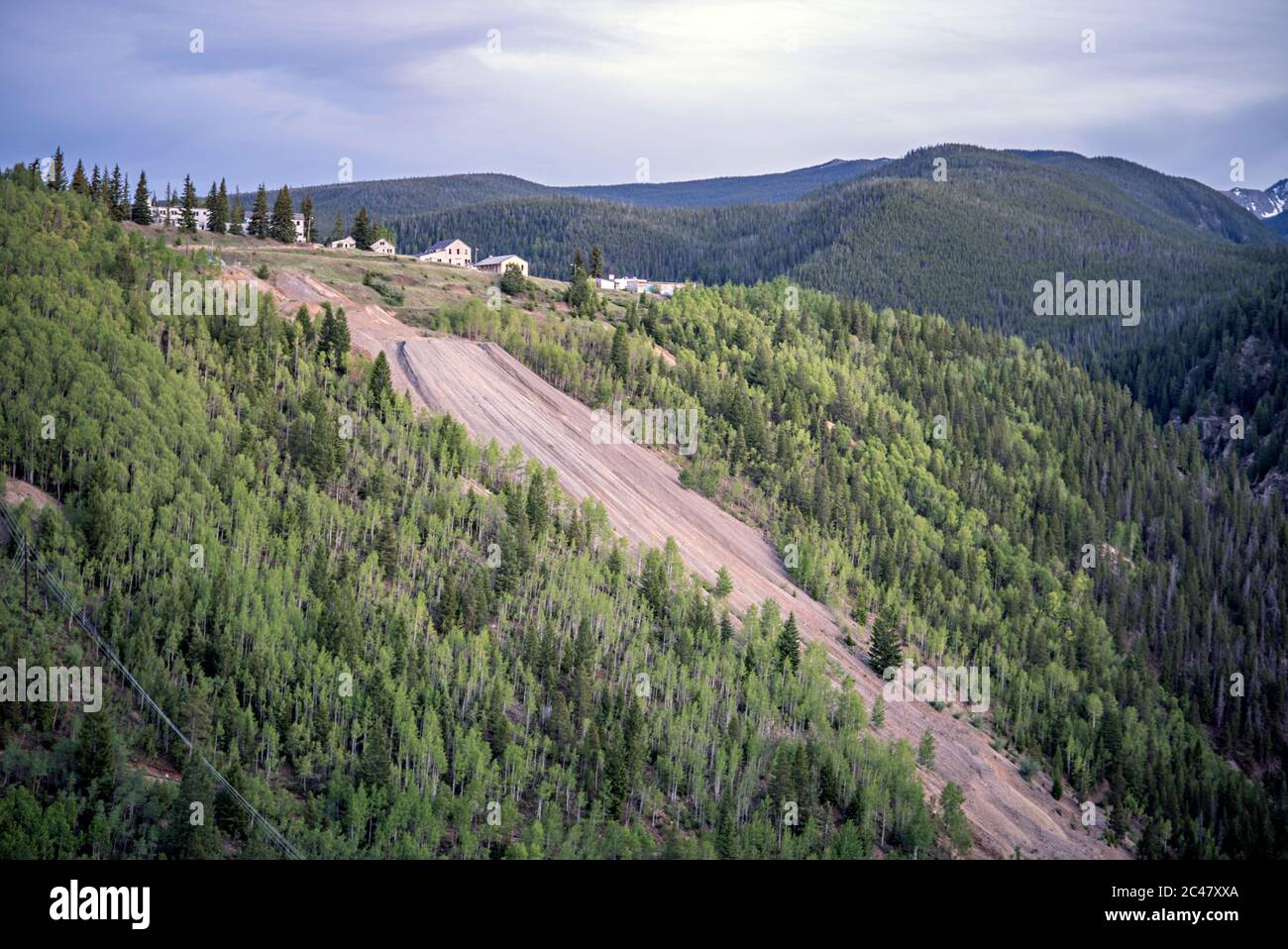 Gilman, Colorado, verlassene Geisterstadt im Bergbau und verseuchtes USEPA-Superfund-Gelände, von Colorado 24 südlich von Aspen gesehen, neues Red Cliff Stockfoto