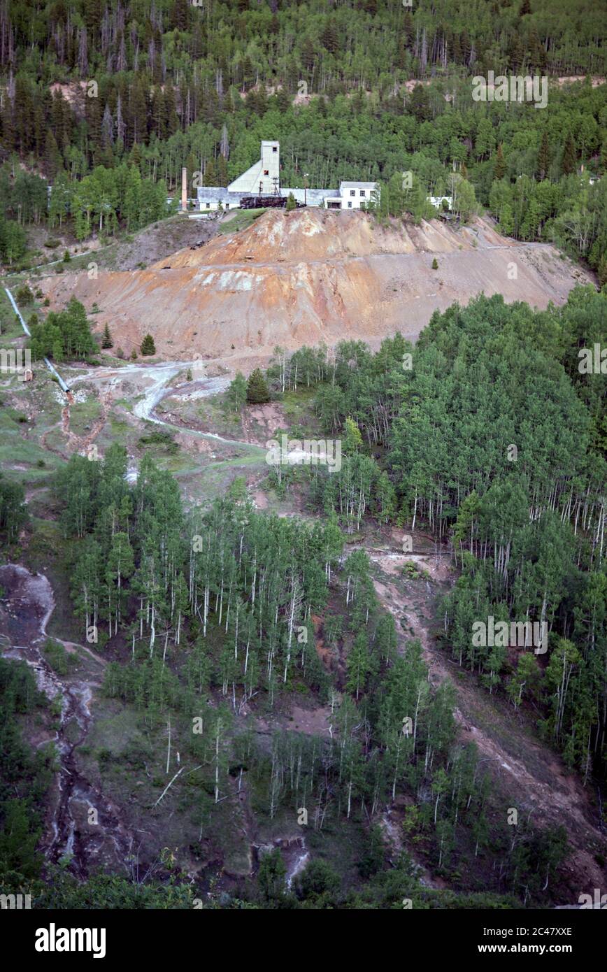 Gilman, Colorado, verlassene Geisterstadt im Bergbau und verseuchtes USEPA-Superfund-Gelände, von Colorado 24 südlich von Aspen gesehen, neues Red Cliff Stockfoto