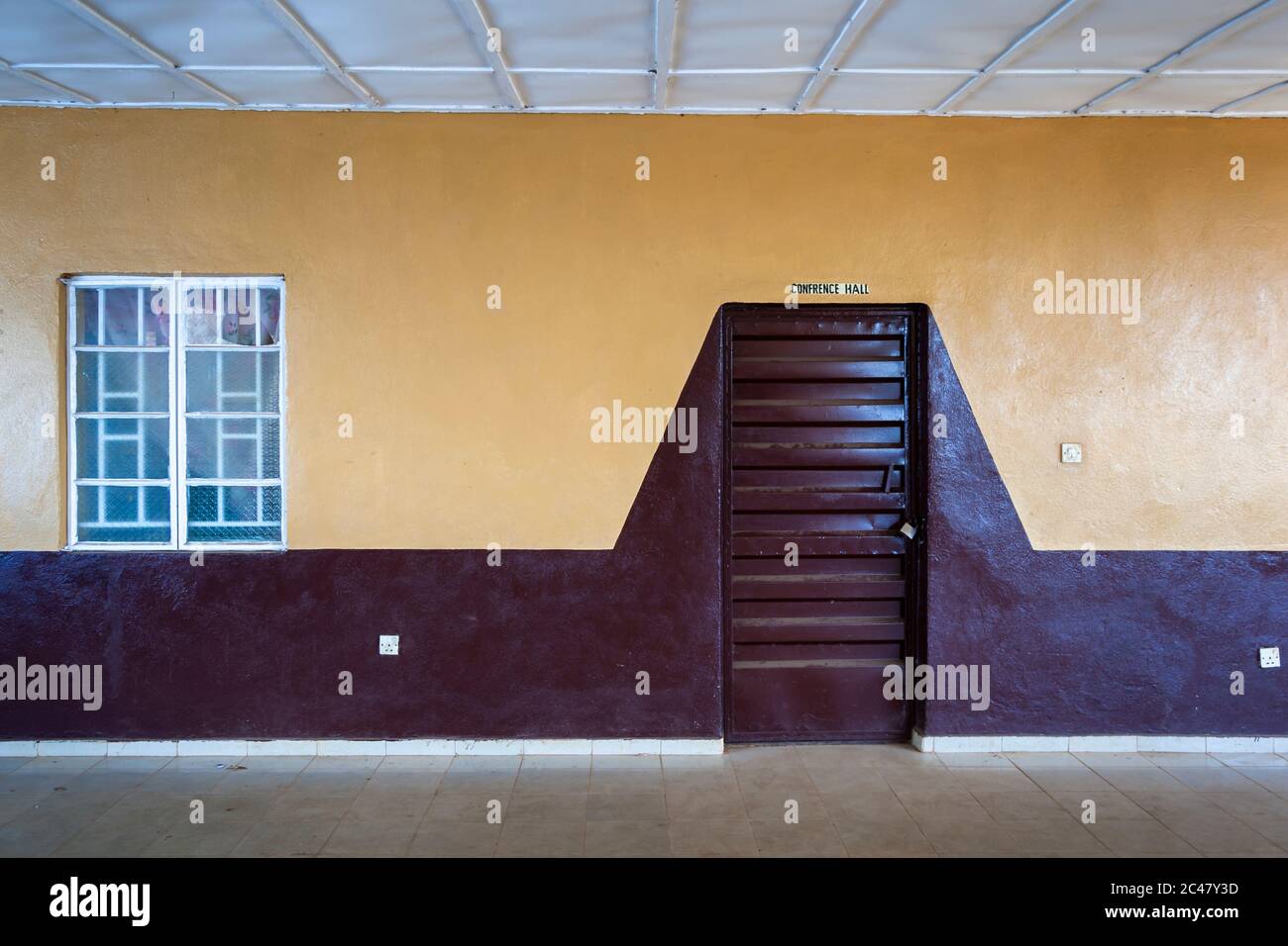 Tür zur Konferenzhalle in Kabala Sierra Leone Stockfoto