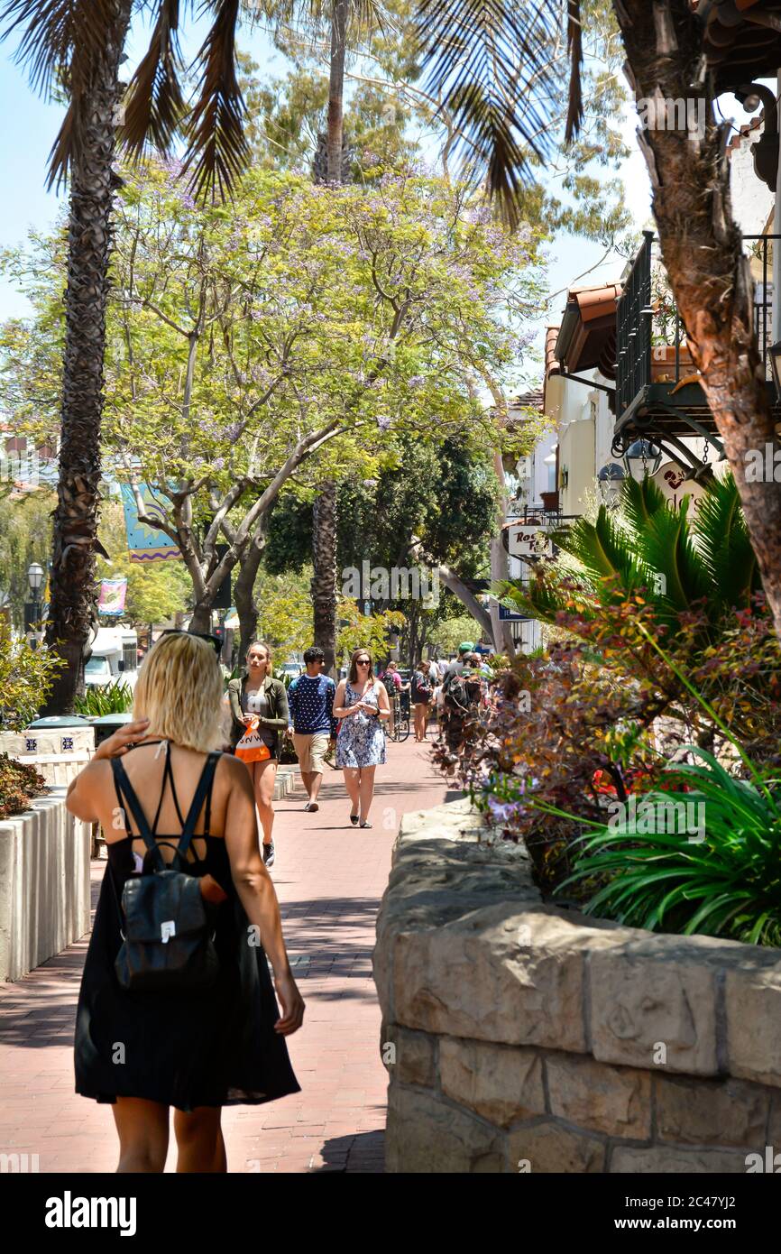 Touristen, Wochenendurlauber und Einheimische schlendern auf der State Street durch die vielen Geschäfte und Restaurants in der Innenstadt von Santa Barbara, CA Stockfoto