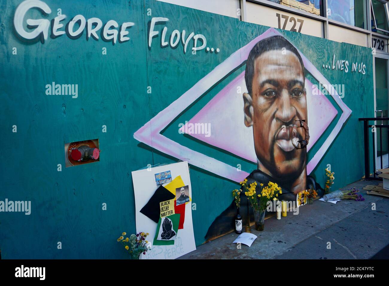 Black Lives Matter Memorial und Schrein zu George Floyd. Wandgemälde des Künstlers AmendTDK auf einer vertauften Schaufensterfront. Downtown Oakland, Kalifornien, USA. Stockfoto