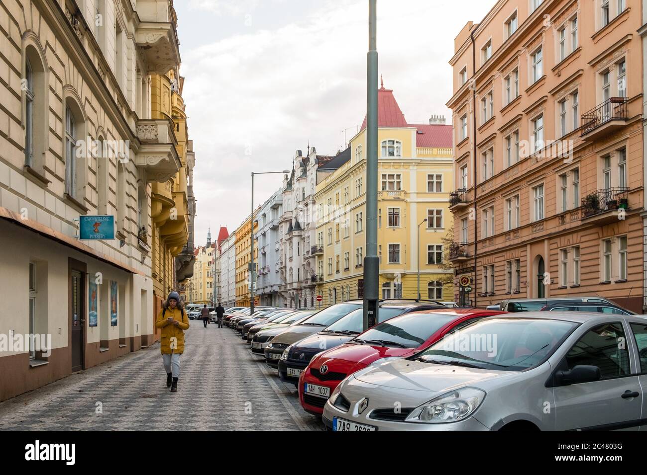 Farbenfrohe Fassaden säumen eine Straße in Prag, Tschechische Republik Stockfoto
