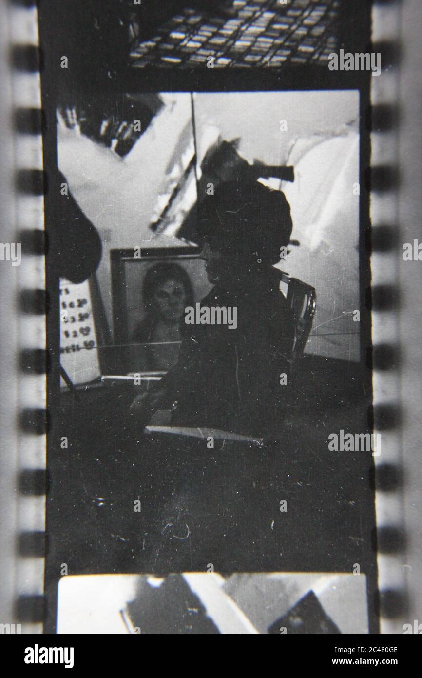 Fine 70s vintage Kontakt Print schwarz-weiß Fotografie eines Straßenkünstlers Zeichnung ein Porträt von jemandem. Stockfoto