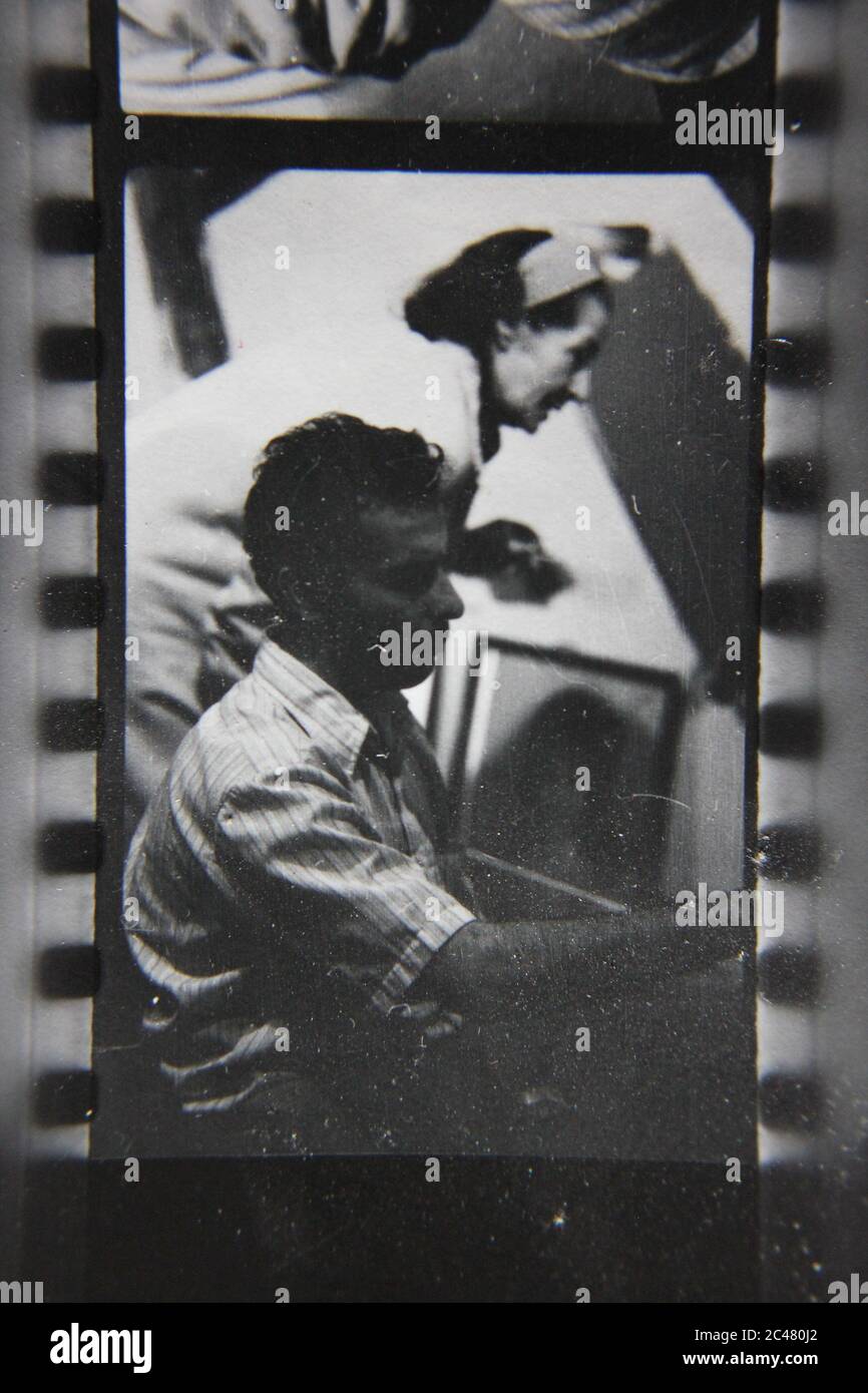 Fine 70s vintage Kontakt Print schwarz-weiß Fotografie eines Straßenkünstlers Zeichnung ein Porträt von jemandem. Stockfoto