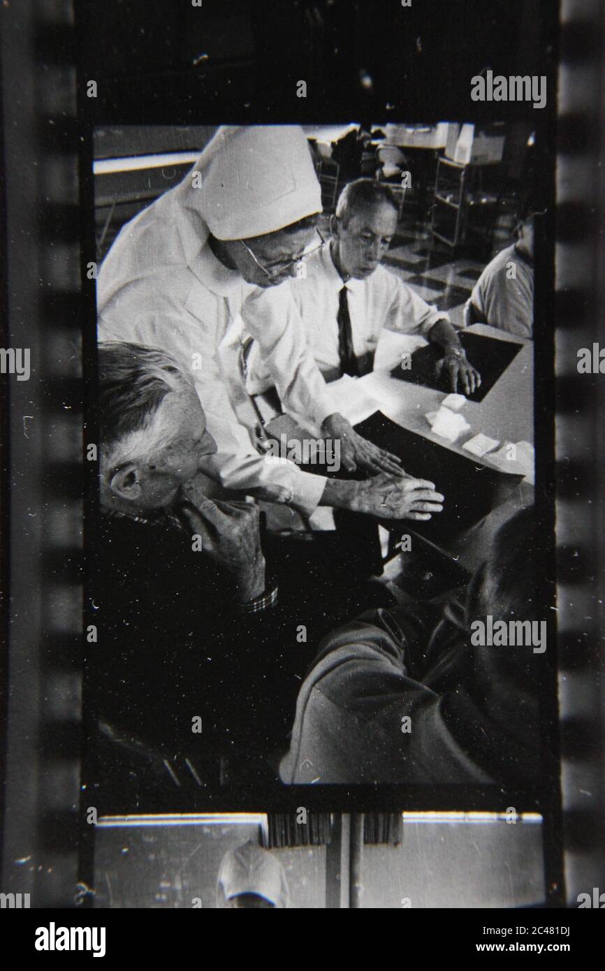 Feine 70er Jahre Vintage Kontaktdruck schwarz-weiß Fotografie von Bewohnern leben in einer langfristigen Pflege. Stockfoto