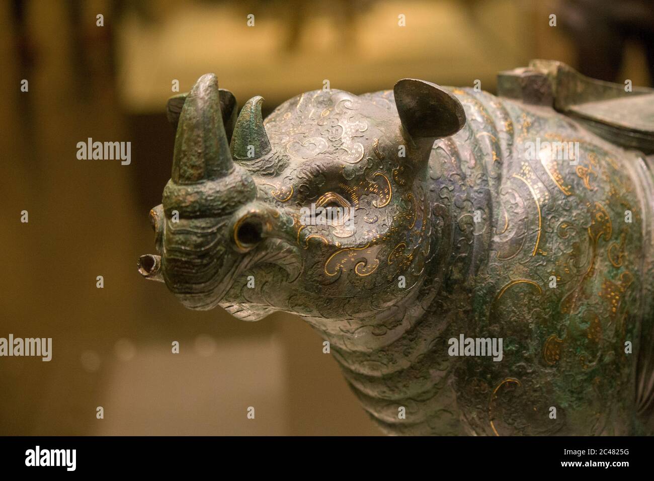 Das Nashorn scharfe chinesische Ritual Bronze oder Keramik Weingefäß in Han-Dynastie im Nationalmuseum von China hergestellt. Es sollte Sumatranashorn sein. Stockfoto