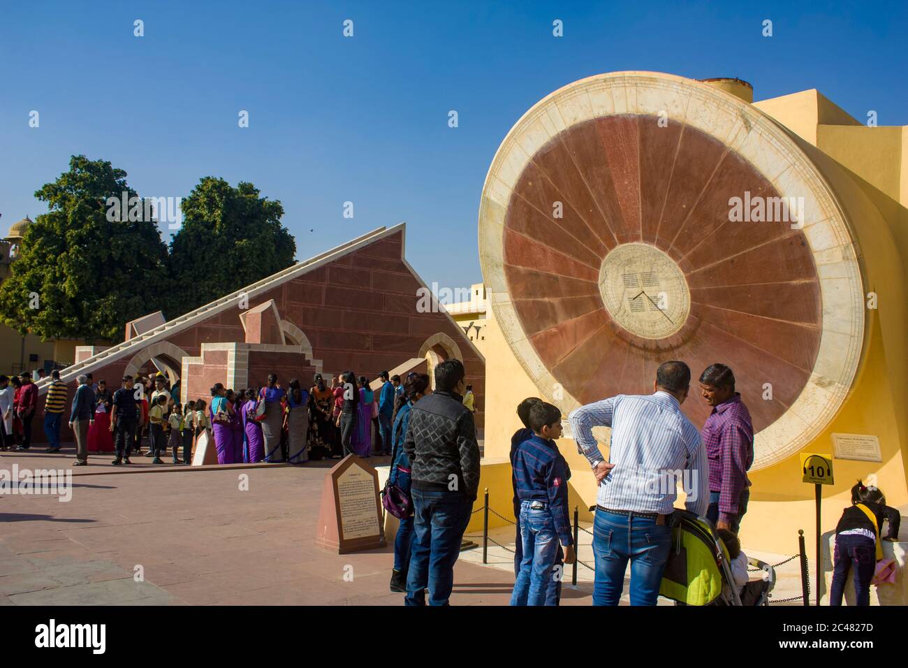 Jantar Mantar , ein astronomischer Beobachtungsort, erbaut im frühen 18. Jahrhundert; die Touristen besuchen eine äquatoriale Sonnenuhr "nadivalaya-yantra" Stockfoto