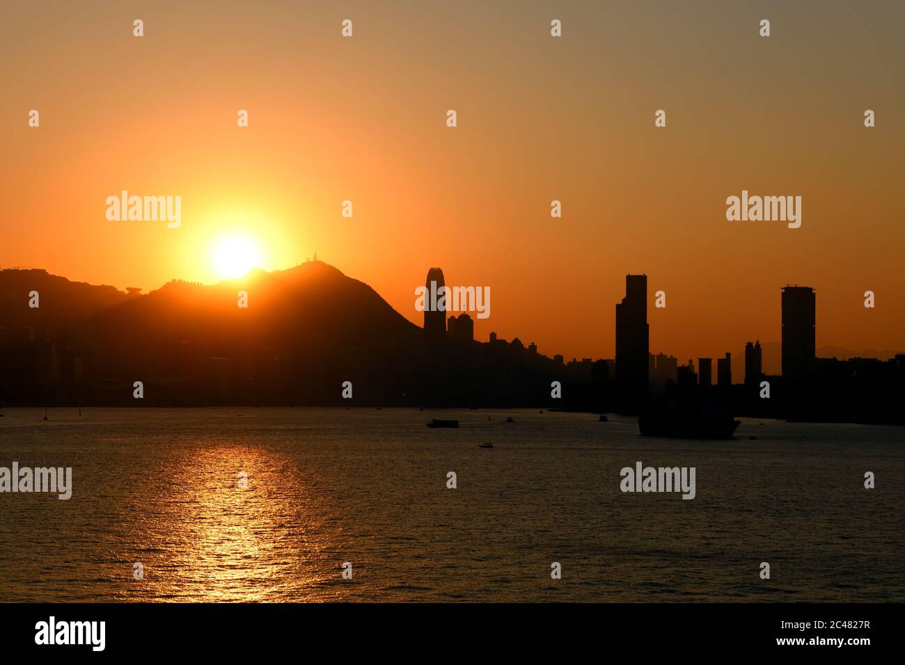 Die Sonne geht über Kowloon Bay und The Peak, Hong Kong Island, China, Asien Stockfoto