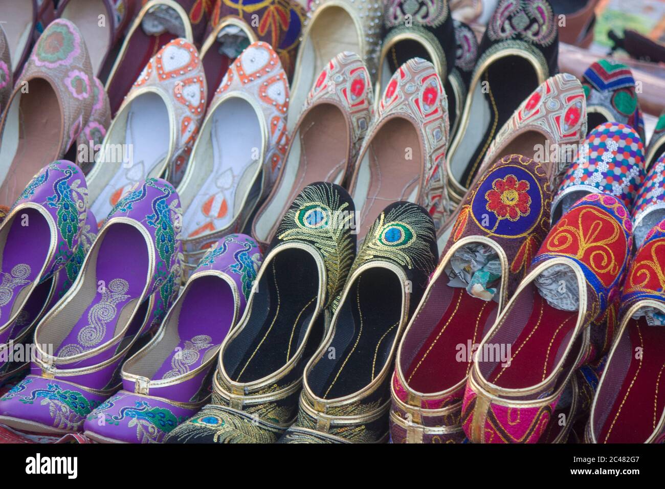 ein Männer verkaufen gebrauchte Schuhe auf der Straße Indien ein Männer verkaufen gebrauchte Schuhe auf der Straße Indien