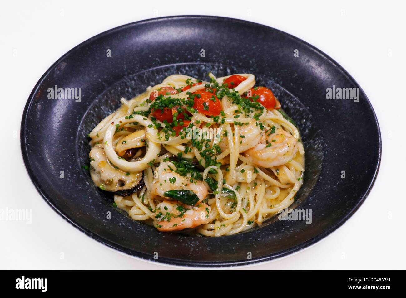 Linguine Pasta mit Meeresfrüchten, Garnelen, Muscheln und Tintenfisch. Italienische Spezialitäten Stockfoto