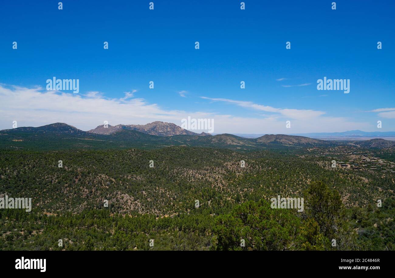 Die Aussicht von der Spitze des Weges auf Prescott, Arizona's Daumenbutte. In der Ferne können Sie Granite Mountain und die San Francisco Peaks sehen. Stockfoto