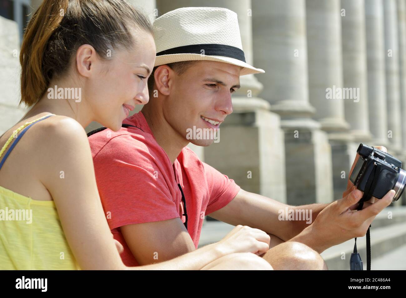 Moderne junge Paar prüft die Fotos auf der Kamera Stockfoto