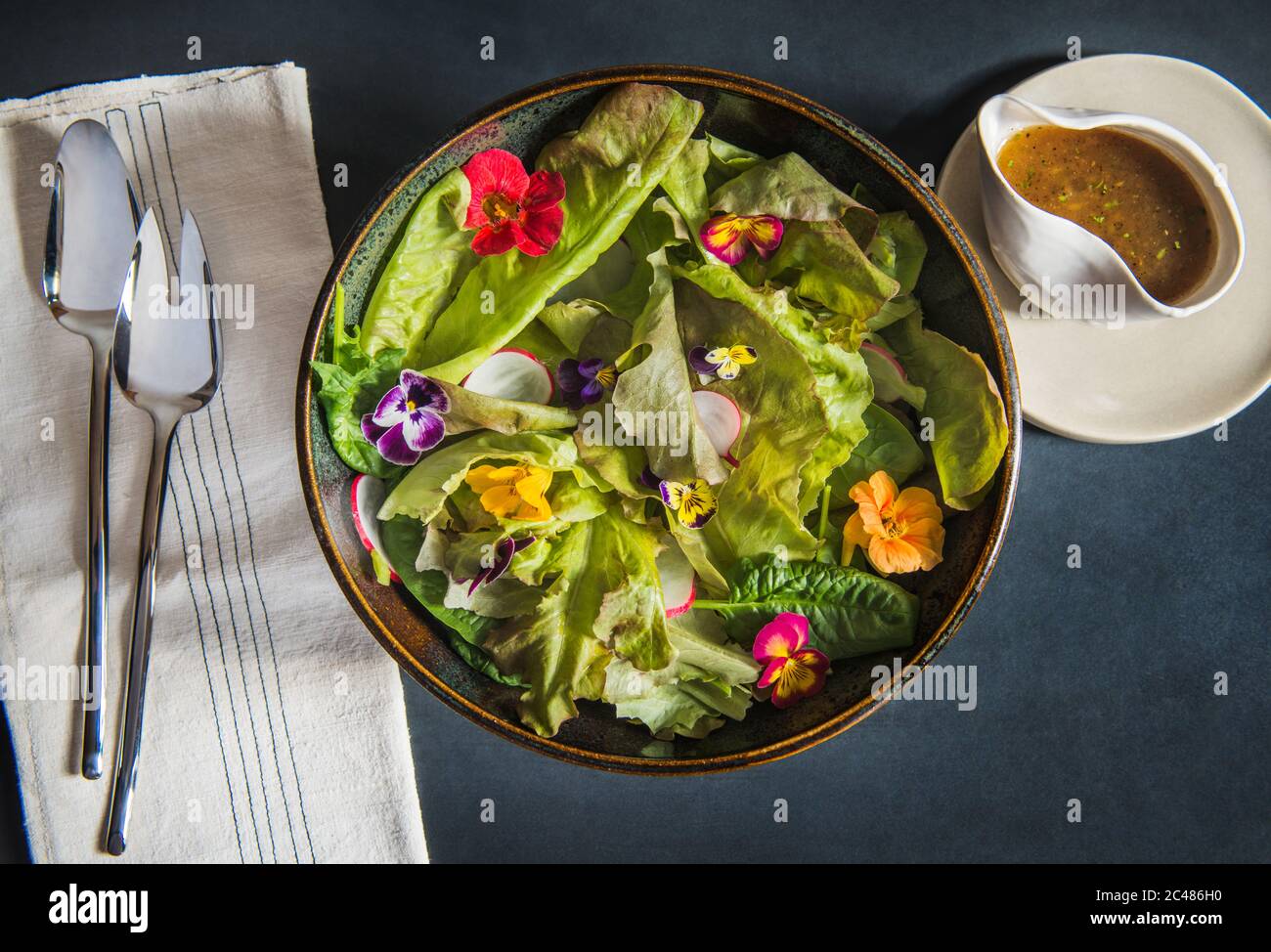 Frühlingssalat mit essbaren Blüten Stockfoto