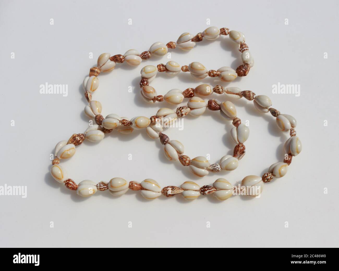 Lei Shell Hawaii Stil Kaurie Shell Perlen Halskette Stockfotografie - Alamy