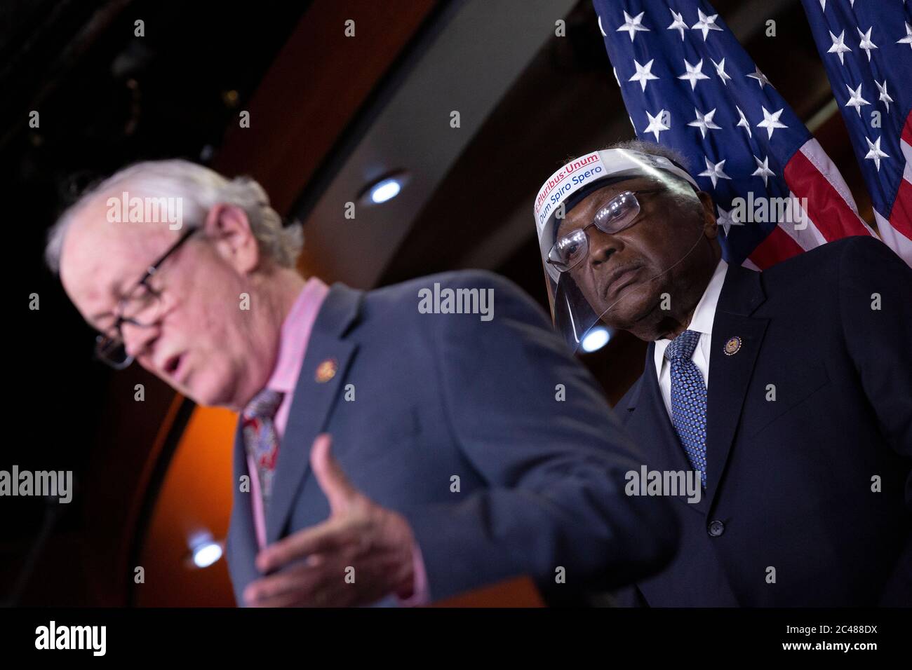 Der stellvertretende Vorsitzende der Demokraten im US-Haus, James Clyburn (Demokrat von South Carolina), hört zu, wie der US-amerikanische Repräsentant Jerry McNerney (Demokrat von Kalifornien) am Mittwoch, den 24. Juni 2020, im US-amerikanischen Kapitol in Washington, DC, über die Verfügbarkeit von Internetbandbreiten spricht. Quelle: Stefani Reynolds/CNP /MediaPunch Stockfoto