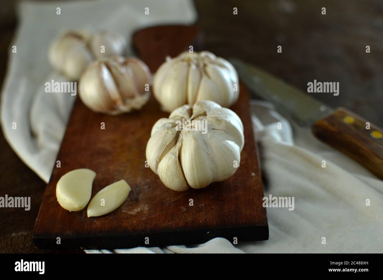 Frischer Knoblauch auf Holztisch Stockfoto