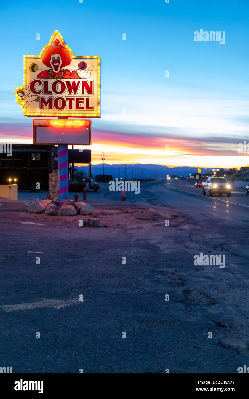 TONOPAH, NEVADA, USA - 25. Mai 2020: Ein Straßenschild für das Clown Motel, eine einzigartige Lodge in Nevada, begrüßt Reisende entlang des Highway 95. Stockfoto