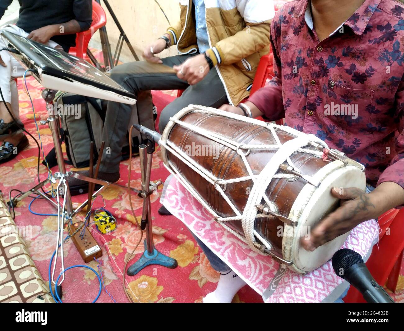 Hisar, Haryana, Februar 2020 : Hindu-Mann spielen Schlagzeug, ein Musikinstrument in einer religiösen Versammlung Stockfoto