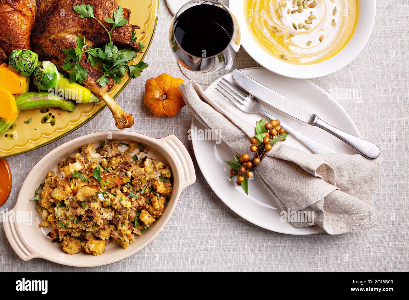 Thanksgiving Dinner mit ganzen truthahn und Beilagen Stockfoto