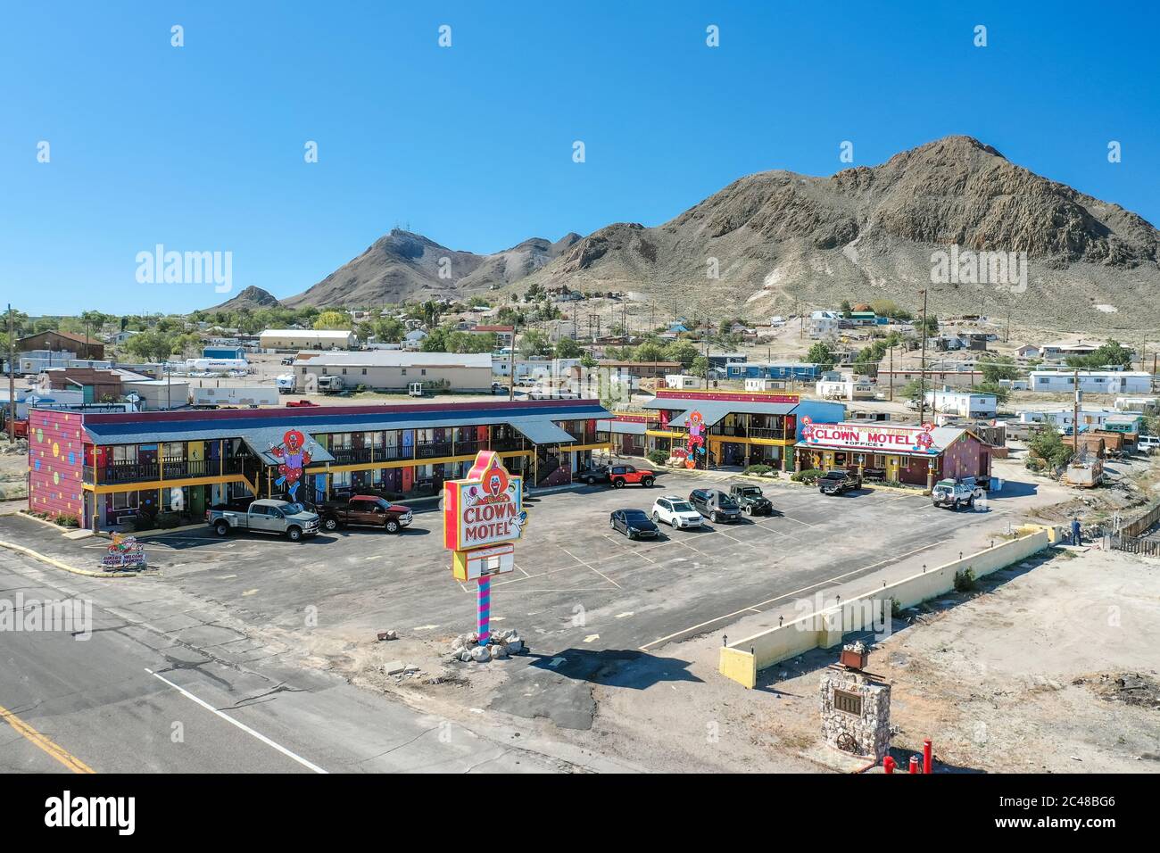 TONOPAH, NEVADA, USA - 25. Mai 2020: Ein Luftdrohnenfoto des Clown Motels, einer beliebten Themenhütte für Reisende entlang des Highway 9 in Nevada Stockfoto