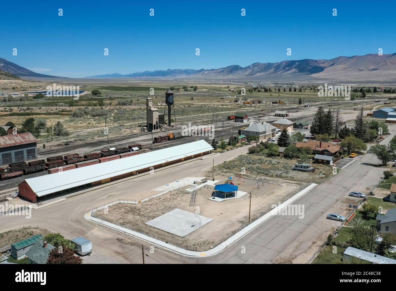 ELY, NEVADA, USA - 25. Mai 2020: Vor dem Northern Nevada Railway Museum, Elys beliebtestem Museum, befindet sich ein Stadtspielplatz und ein Park Stockfoto