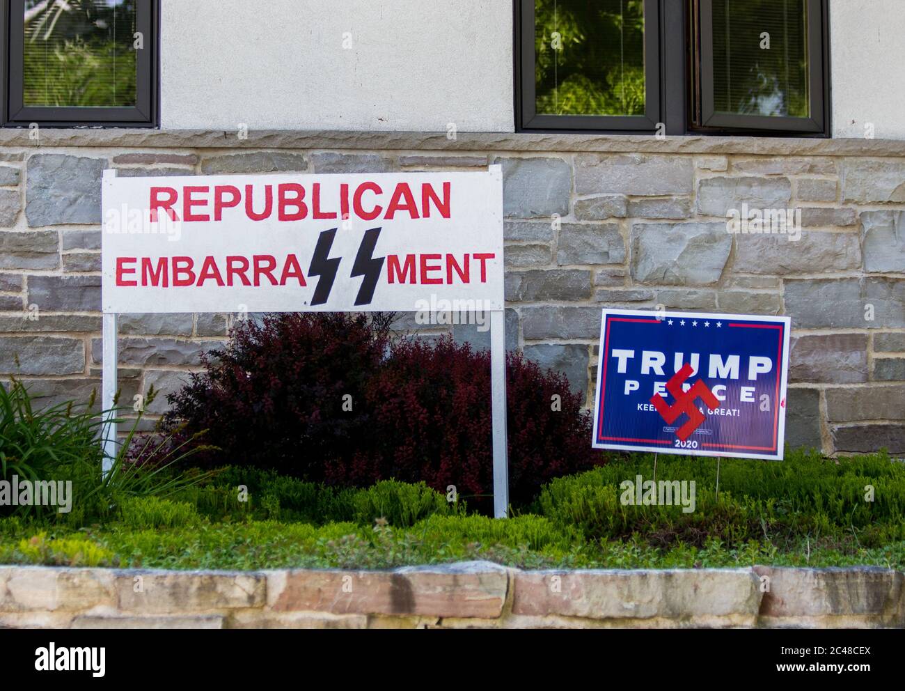 Anti-Trump-Kampagne Zeichen mit Swastikas und SS-Zeichen, in Anspielung auf die Nazis und Schutzstaffel Stockfoto