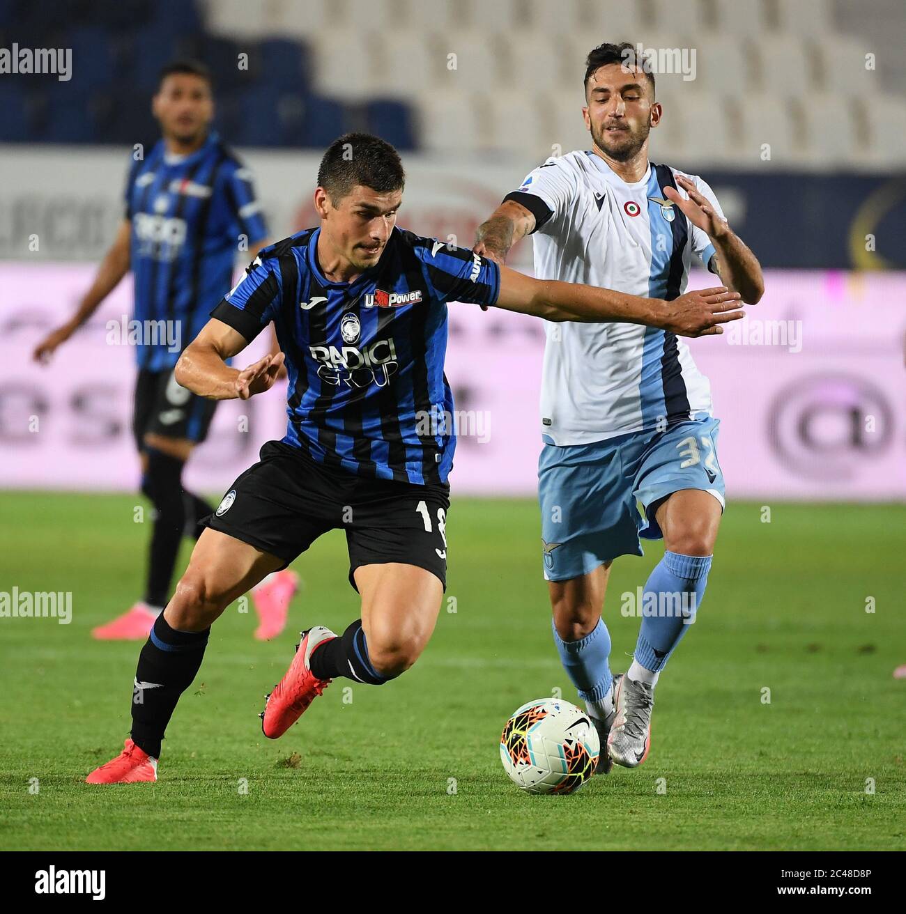 Bergamo. Juni 2020. Danilo Cataldi (R) aus Latium spielt mit Ruslan Malinovskyi aus Atalanta während eines Fußballspiels der Serie A in Bergamo, Italien, am 24. Juni 2020. Quelle: Xinhua/Alamy Live News Stockfoto