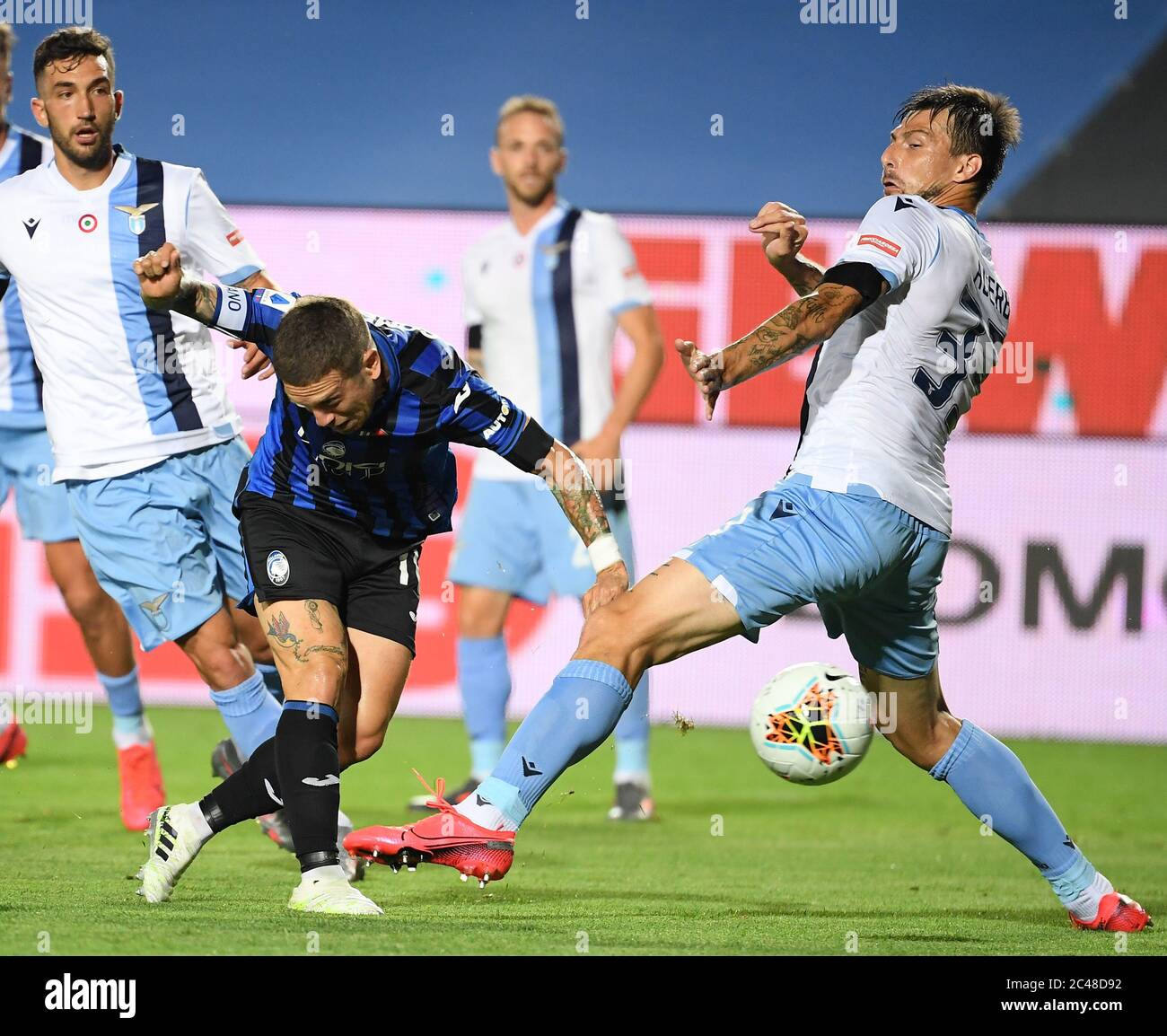 Bergamo. Juni 2020. Francesco Acerbi (R) von Latium spielt mit Alejandro Gomez von Atalanta während eines Fußballspiels der Serie A in Bergamo, Italien, am 24. Juni 2020. Quelle: Xinhua/Alamy Live News Stockfoto