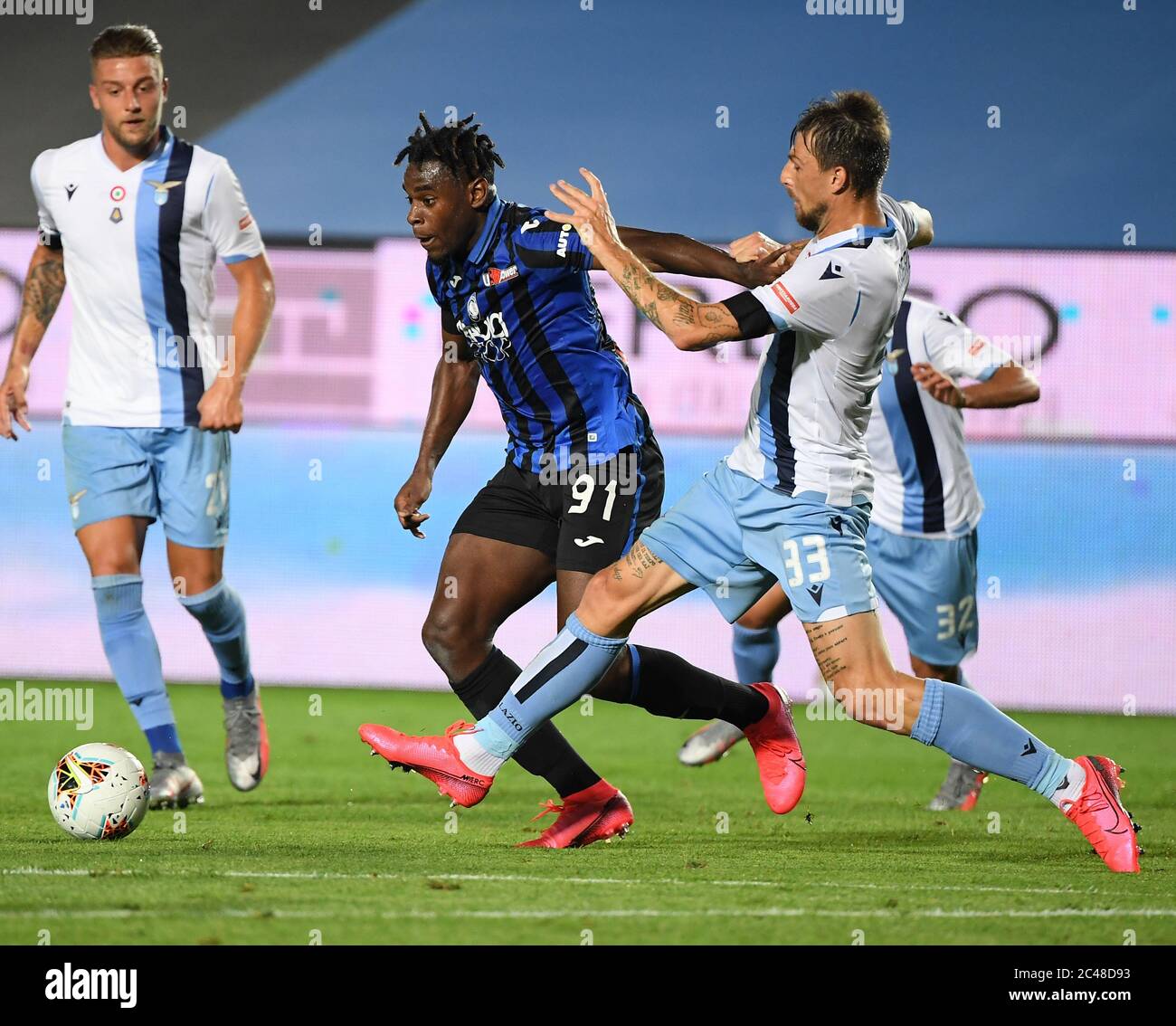 Bergamo. Juni 2020. Francesco Acerbi (R) von Latium spielt mit Duvan Zapata von Atalanta während eines Fußballspiels der Serie A in Bergamo, Italien, am 24. Juni 2020. Quelle: Xinhua/Alamy Live News Stockfoto